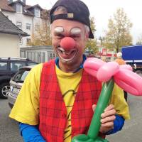 Clown Ferdi aus Solingen erfreut alle Kinder mit Luftballonfiguren